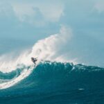 I video di surf realizzati con droni migliorano le riprese effettuate sulle, dentro e sopra le onde